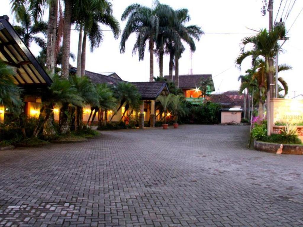 Augusta Sukabumi Hotel Екстериор снимка