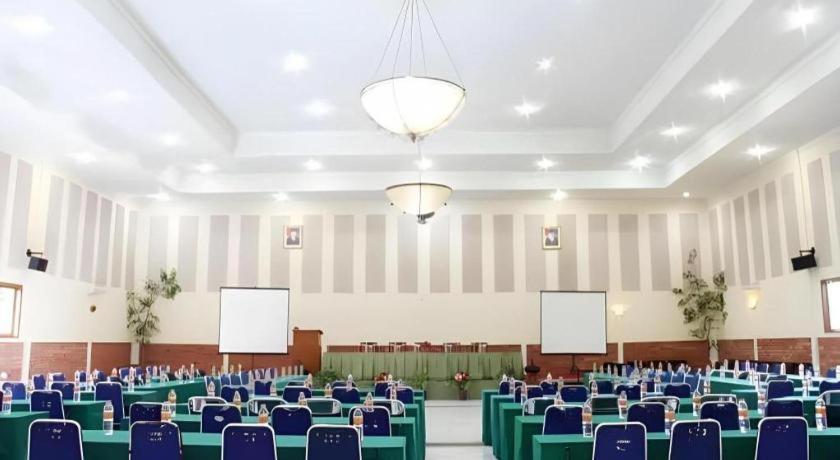 Augusta Sukabumi Hotel Екстериор снимка
