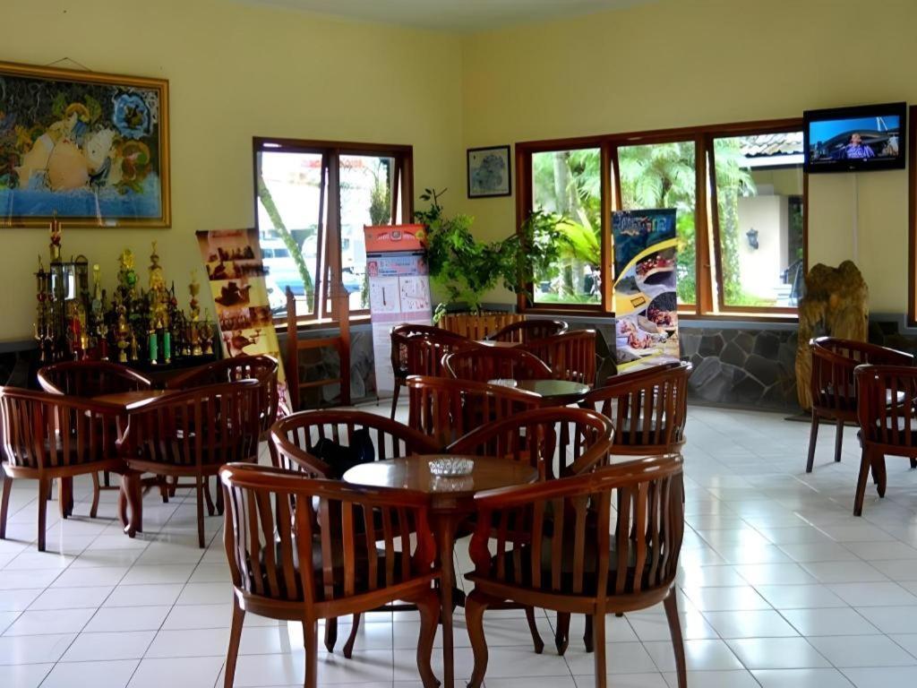 Augusta Sukabumi Hotel Екстериор снимка