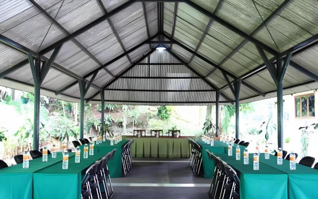 Augusta Sukabumi Hotel Екстериор снимка