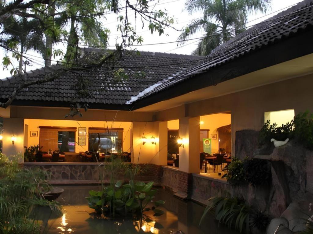 Augusta Sukabumi Hotel Екстериор снимка