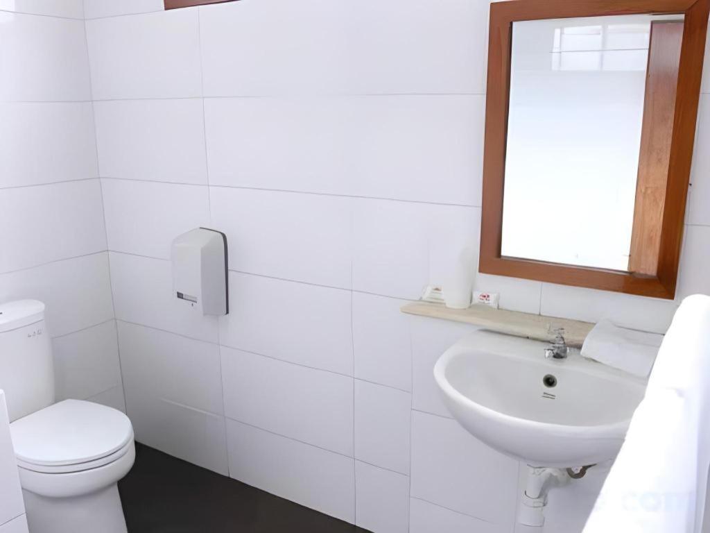 Augusta Sukabumi Hotel Екстериор снимка