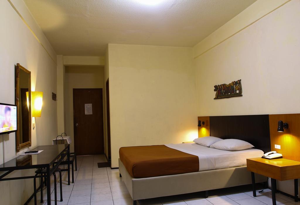 Augusta Sukabumi Hotel Екстериор снимка